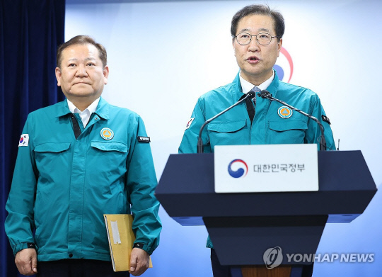 박성재 법무부 장관이 21일 오후 정부서울청사 브리핑룸에서 의료계 집단행동 관련 관계부처 합동브리핑을 하고 있다. 연합뉴스